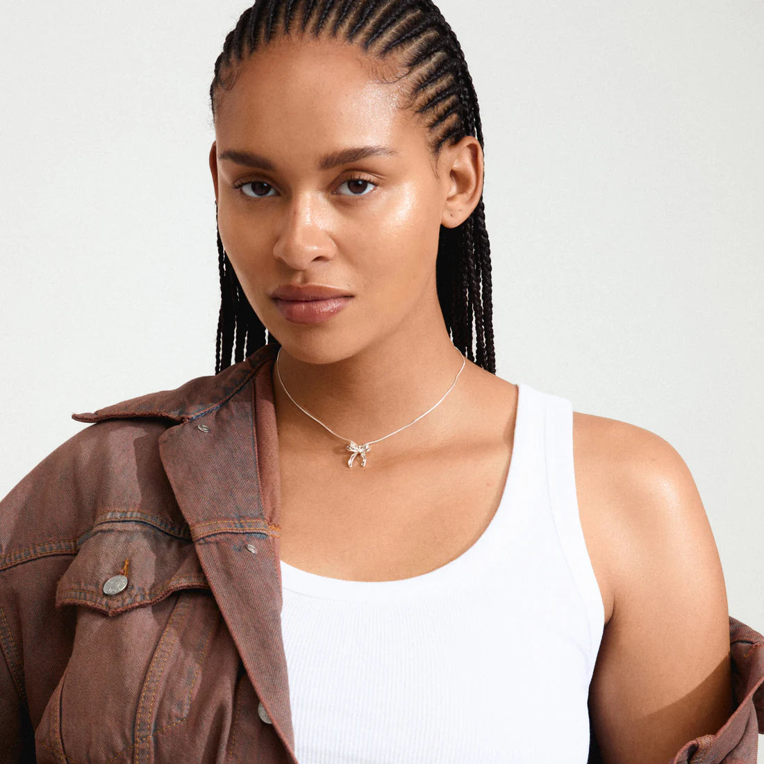 Pilgrim Cassian Necklace
Available in Gold-plated &amp; silver – plated with pendant
Trendy bow pendant
Measures 40 cm + 9 cm extension chain
The on-point look of the season
Made from 99% recycled material