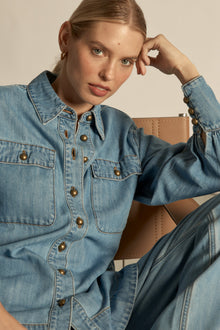 Zoe Kratzmann Crest top
A modern essential with confident edge. the crest top redefines denim through proportion, versatility and quiet strength. Cotton Lyocell