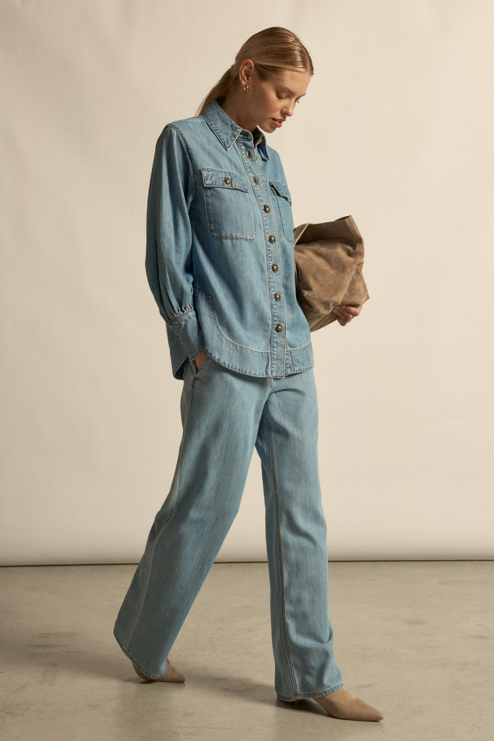 Zoe Kratzmann Crest top
A modern essential with confident edge. the crest top redefines denim through proportion, versatility and quiet strength. Cotton Lyocell