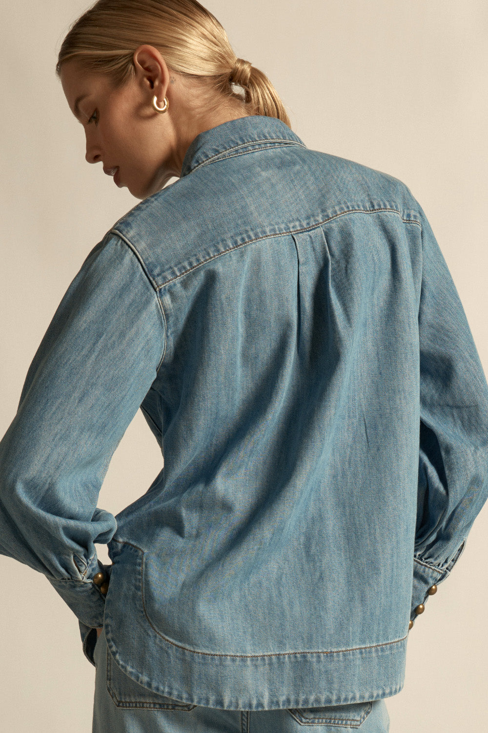 Zoe Kratzmann Crest top
A modern essential with confident edge. the crest top redefines denim through proportion, versatility and quiet strength. Cotton Lyocell