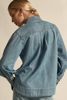 Zoe Kratzmann Crest top
A modern essential with confident edge. the crest top redefines denim through proportion, versatility and quiet strength. Cotton Lyocell