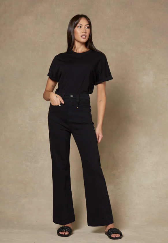 Maarte Jean by Dricoper in stretch denim, featuring a flattering high-rise waist and a softly wide leg that finishes at the ankle for a modern, relaxed silhouette. Made from 98% cotton and 2% elastane for comfortable everyday wear. Model is 176cm tall and wears a size 8/Small.