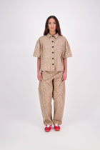 The N-E-S Demi Pant brings a fresh utilitarian feel to everyday dressing, featuring the much-loved Gin Pant upper. With a side seam zip, elasticated back waistband for comfort, and front pockets, it’s finished with barrel-style seams that taper at the hem for a flattering shape. Contrast topstitching adds a bold, modern touch. An easy-wearing style designed for movement and versatility.
Composition: cotton, lycra
Designed and Made in NZ