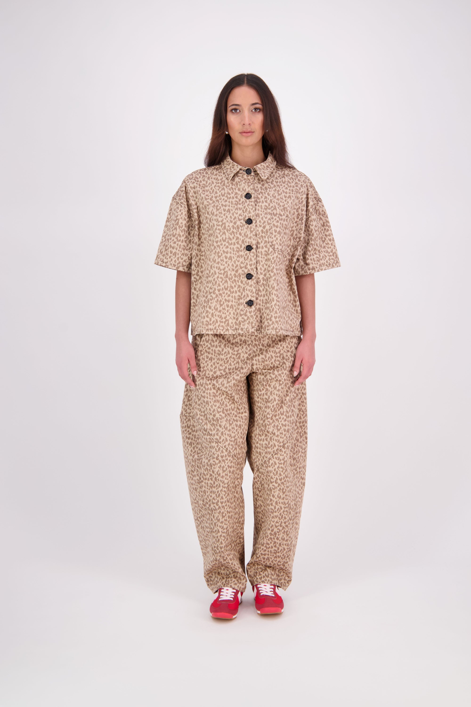 The N-E-S Demi Pant brings a fresh utilitarian feel to everyday dressing, featuring the much-loved Gin Pant upper. With a side seam zip, elasticated back waistband for comfort, and front pockets, it’s finished with barrel-style seams that taper at the hem for a flattering shape. Contrast topstitching adds a bold, modern touch. An easy-wearing style designed for movement and versatility.
Composition: cotton, lycra
Designed and Made in NZ