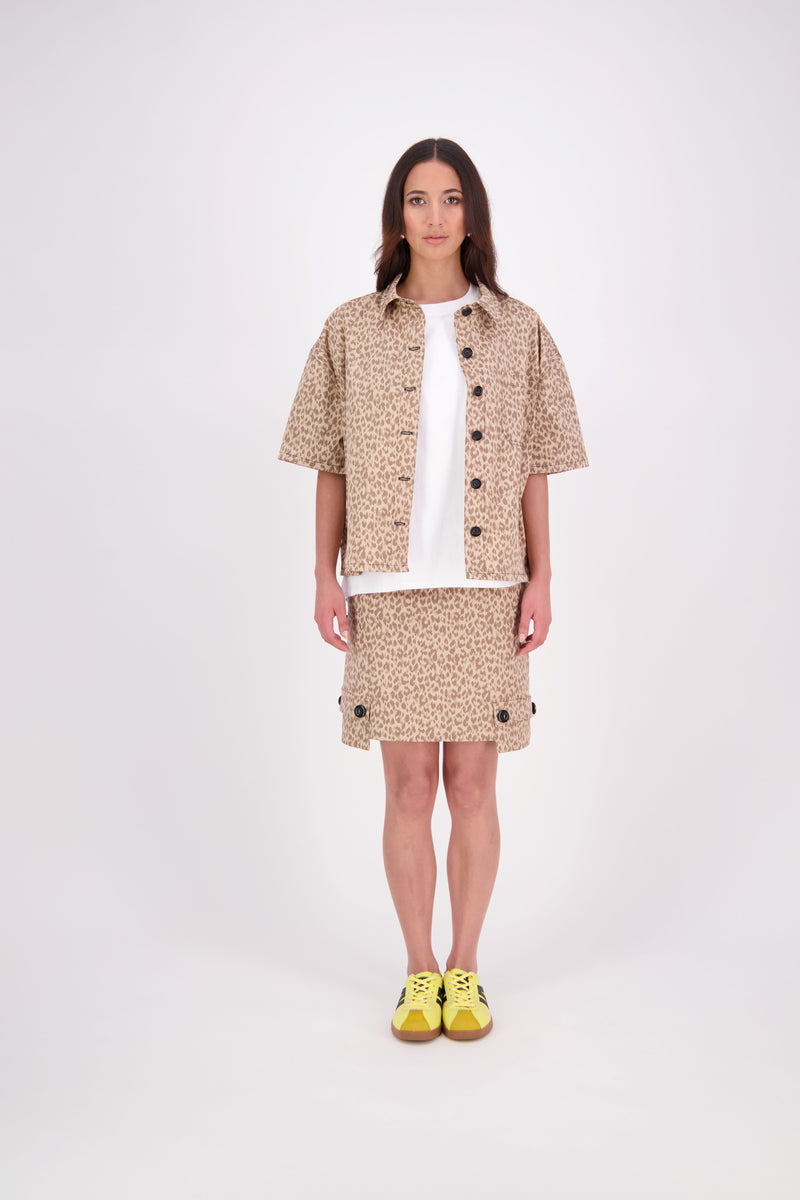 The N-E-S Demi Skirt in the animal print is a fresh take on utilitarian style, reimagined as a flattering mini. Designed with a curved waistband for a versatile fit across body shapes, it features side seam pockets, a concealed centre back zip, and bold hem pocket detailing with contrast black buttons. Falling just above the knee, it’s the perfect mix of function and style.

Our model is 174cm and wear a XS (8)

Composition: cotton, lycra

Designed and Made in New Zealand