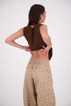 The N-E-S Demi Pant brings a fresh utilitarian feel to everyday dressing, featuring the much-loved Gin Pant upper. With a side seam zip, elasticated back waistband for comfort, and front pockets, it’s finished with barrel-style seams that taper at the hem for a flattering shape. Contrast topstitching adds a bold, modern touch. An easy-wearing style designed for movement and versatility.
Composition: cotton, lycra
Designed and Made in NZ