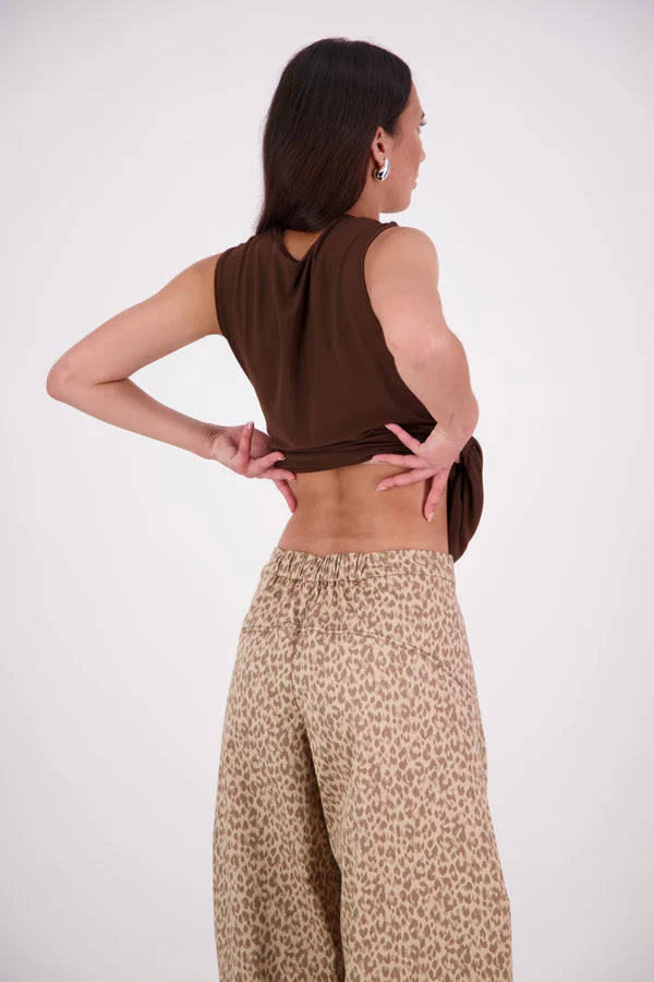 The N-E-S Demi Pant brings a fresh utilitarian feel to everyday dressing, featuring the much-loved Gin Pant upper. With a side seam zip, elasticated back waistband for comfort, and front pockets, it’s finished with barrel-style seams that taper at the hem for a flattering shape. Contrast topstitching adds a bold, modern touch. An easy-wearing style designed for movement and versatility.
Composition: cotton, lycra
Designed and Made in NZ