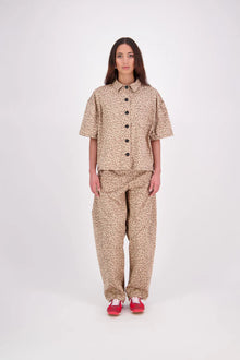 The N-E-S Demi Shirt is your ultimate summer must-have, blending a utilitarian edge with everyday versatility. Designed as a short-sleeve, boxy-fit shacket, it features a button-down front, single breast pocket, and elbow-length sleeves. Wear it open or closed—perfect for layering or styling solo through the warmer months.

Our model is 174cm and wear a XS/S (8-10)

Composition: Cotton, lycra

Designed and Made in New Zealand