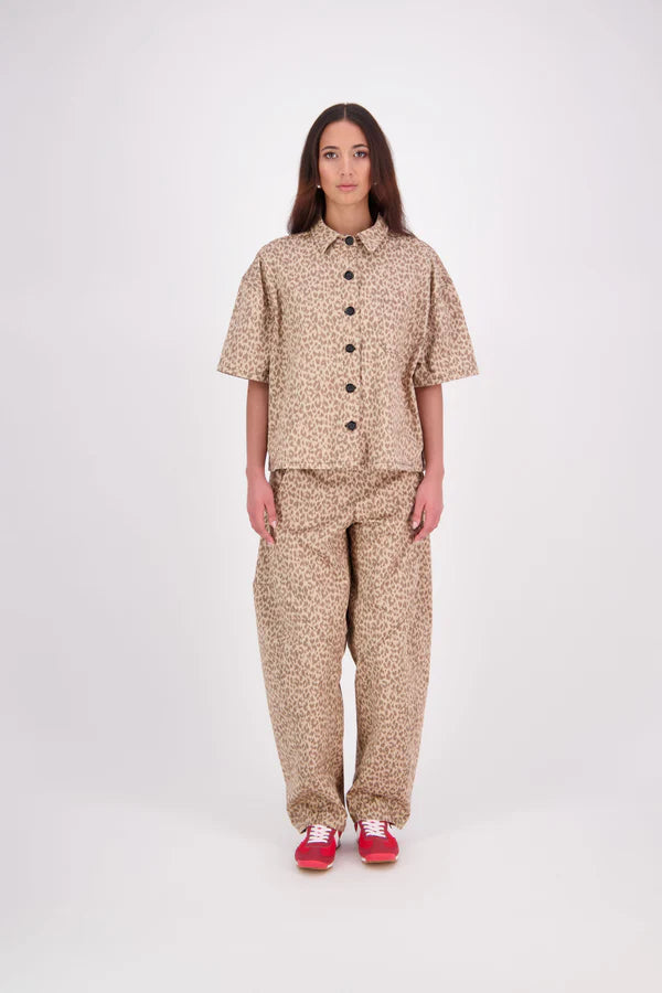 The N-E-S Demi Shirt is your ultimate summer must-have, blending a utilitarian edge with everyday versatility. Designed as a short-sleeve, boxy-fit shacket, it features a button-down front, single breast pocket, and elbow-length sleeves. Wear it open or closed—perfect for layering or styling solo through the warmer months.

Our model is 174cm and wear a XS/S (8-10)

Composition: Cotton, lycra

Designed and Made in New Zealand