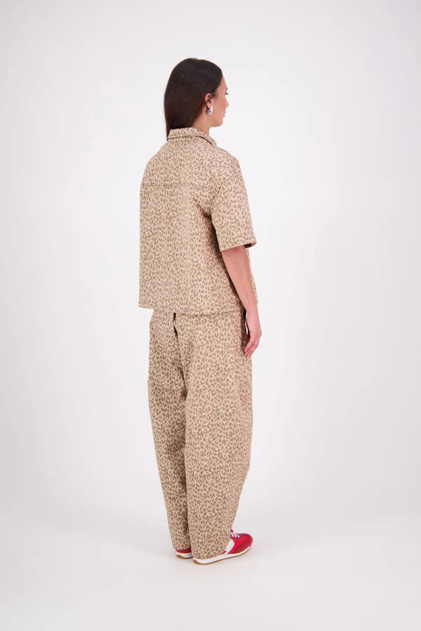 The N-E-S Demi Shirt is your ultimate summer must-have, blending a utilitarian edge with everyday versatility. Designed as a short-sleeve, boxy-fit shacket, it features a button-down front, single breast pocket, and elbow-length sleeves. Wear it open or closed—perfect for layering or styling solo through the warmer months.

Our model is 174cm and wear a XS/S (8-10)

Composition: Cotton, lycra

Designed and Made in New Zealand