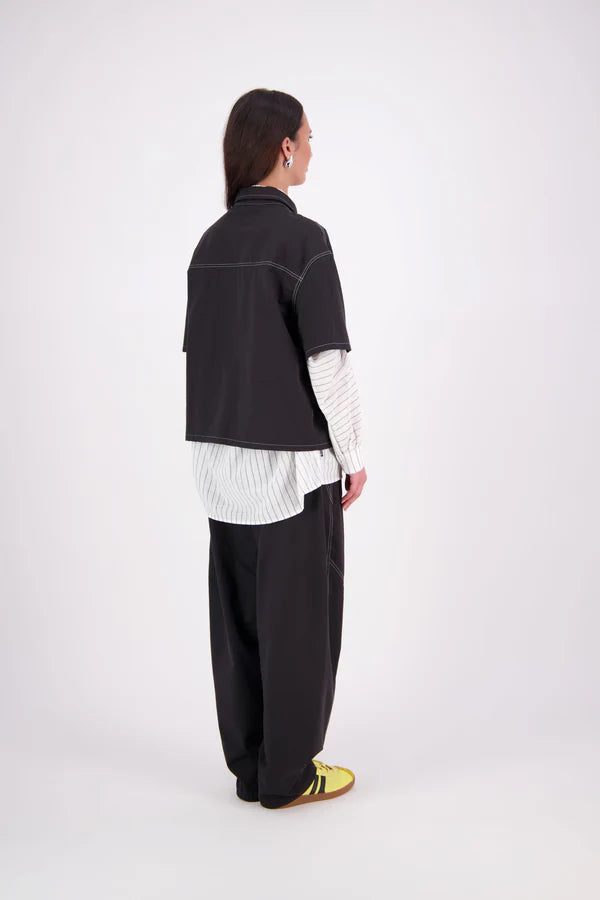 The N-E-S Demi Shirt is your ultimate summer must-have, blending a utilitarian edge with everyday versatility. Designed as a short-sleeve, boxy-fit shacket, it features a button-down front, single breast pocket, and elbow-length sleeves. Wear it open or closed—perfect for layering or styling solo through the warmer months.

Our model is 174cm and wear a XS/S (8-10)

Composition: Kale pop - cotton twill | Black - cotton, nylon

Designed and Made in New Zealand