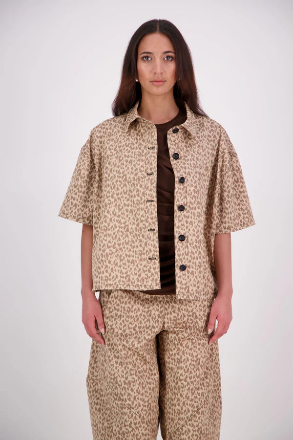 The N-E-S Demi Shirt is your ultimate summer must-have, blending a utilitarian edge with everyday versatility. Designed as a short-sleeve, boxy-fit shacket, it features a button-down front, single breast pocket, and elbow-length sleeves. Wear it open or closed—perfect for layering or styling solo through the warmer months.

Our model is 174cm and wear a XS/S (8-10)

Composition: Cotton, lycra

Designed and Made in New Zealand