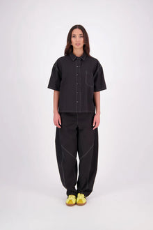 The N-E-S Demi Shirt is your ultimate summer must-have, blending a utilitarian edge with everyday versatility. Designed as a short-sleeve, boxy-fit shacket, it features a button-down front, single breast pocket, and elbow-length sleeves. Wear it open or closed—perfect for layering or styling solo through the warmer months.

Our model is 174cm and wear a XS/S (8-10)

Composition: Kale pop - cotton twill | Black - cotton, nylon

Designed and Made in New Zealand