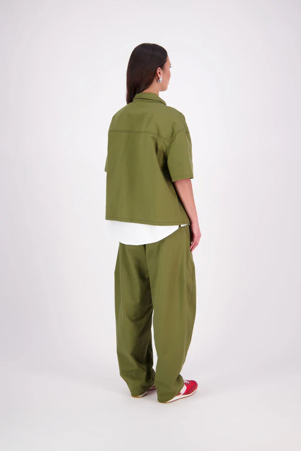 The N-E-S Demi Shirt is your ultimate summer must-have, blending a utilitarian edge with everyday versatility. Designed as a short-sleeve, boxy-fit shacket, it features a button-down front, single breast pocket, and elbow-length sleeves. Wear it open or closed—perfect for layering or styling solo through the warmer months.

Our model is 174cm and wear a XS/S (8-10)

Composition: Kale pop - cotton twill | Black - cotton, nylon

Designed and Made in New Zealand