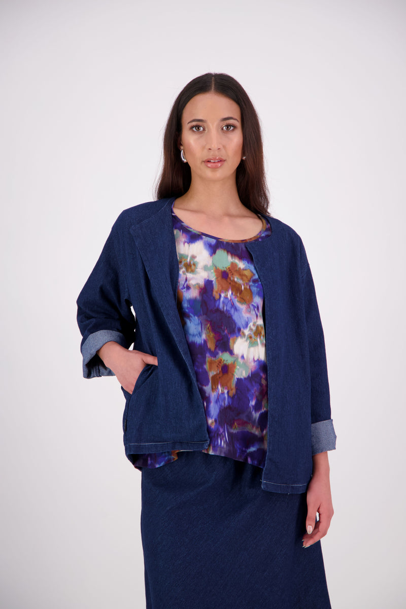 A fresh take on a wardrobe favourite, the NES Denim Echo Jacket now features crisp white topstitching along the hemlines for a modern contrast finish. Crafted in lightweight denim, this relaxed open-front jacket includes practical pockets and a subtle ballooning back panel for added shape. The perfect throw-on layer that effortlessly blends casual cool with elevated edge.