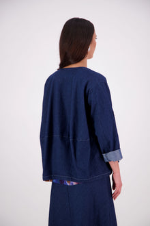 A fresh take on a wardrobe favourite, the NES Denim Echo Jacket now features crisp white topstitching along the hemlines for a modern contrast finish. Crafted in lightweight denim, this relaxed open-front jacket includes practical pockets and a subtle ballooning back panel for added shape. The perfect throw-on layer that effortlessly blends casual cool with elevated edge.