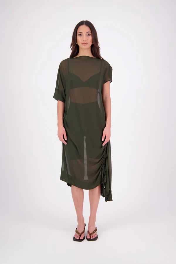 The N-E-S Em Dress is a statement style crafted in lightweight chiffon, designed with ruching and a drawcord that lets you adjust the length to suit your look. Featuring a cap sleeve on the left and a cuffed short sleeve on the right, it embraces asymmetry with a wide cuff hem for added edge. Floaty yet bold, the Em Dress is your go-to for elevated, directional dressing.

Our model is 174cm and wears a XS (8)
NES fit advise: Standard fit

Composition: PT Chiffon

Designed and Made in New Zealand