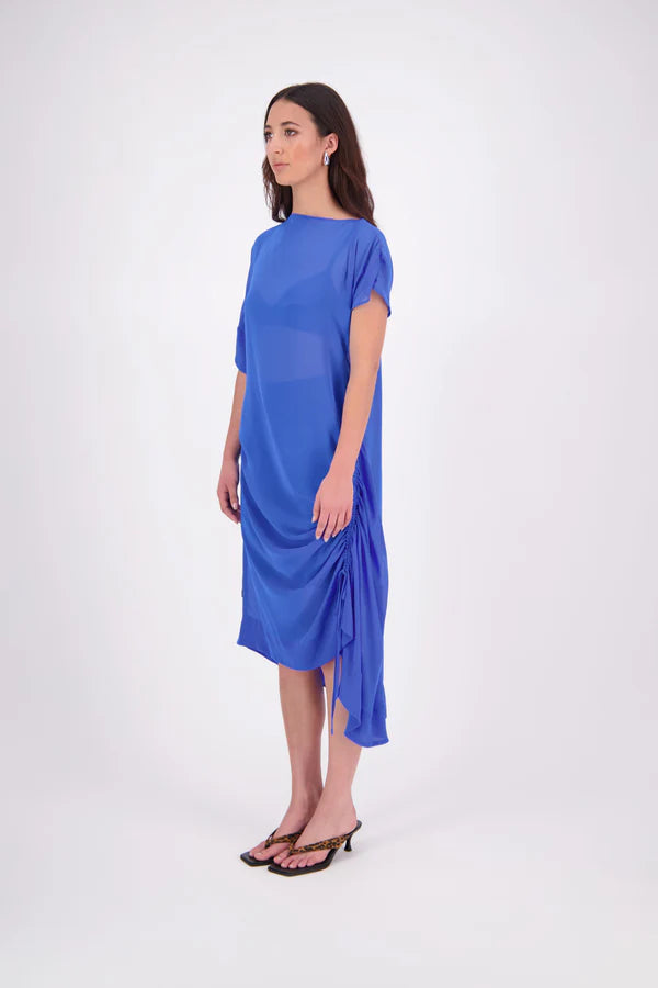 The N-E-S Em Dress is a statement style crafted in lightweight chiffon, designed with ruching and a drawcord that lets you adjust the length to suit your look. Featuring a cap sleeve on the left and a cuffed short sleeve on the right, it embraces asymmetry with a wide cuff hem for added edge. Floaty yet bold, the Em Dress is your go-to for elevated, directional dressing.

Our model is 174cm and wears a XS (8)
NES fit advise: Standard fit

Composition: PT Chiffon

Designed and Made in New Zealand