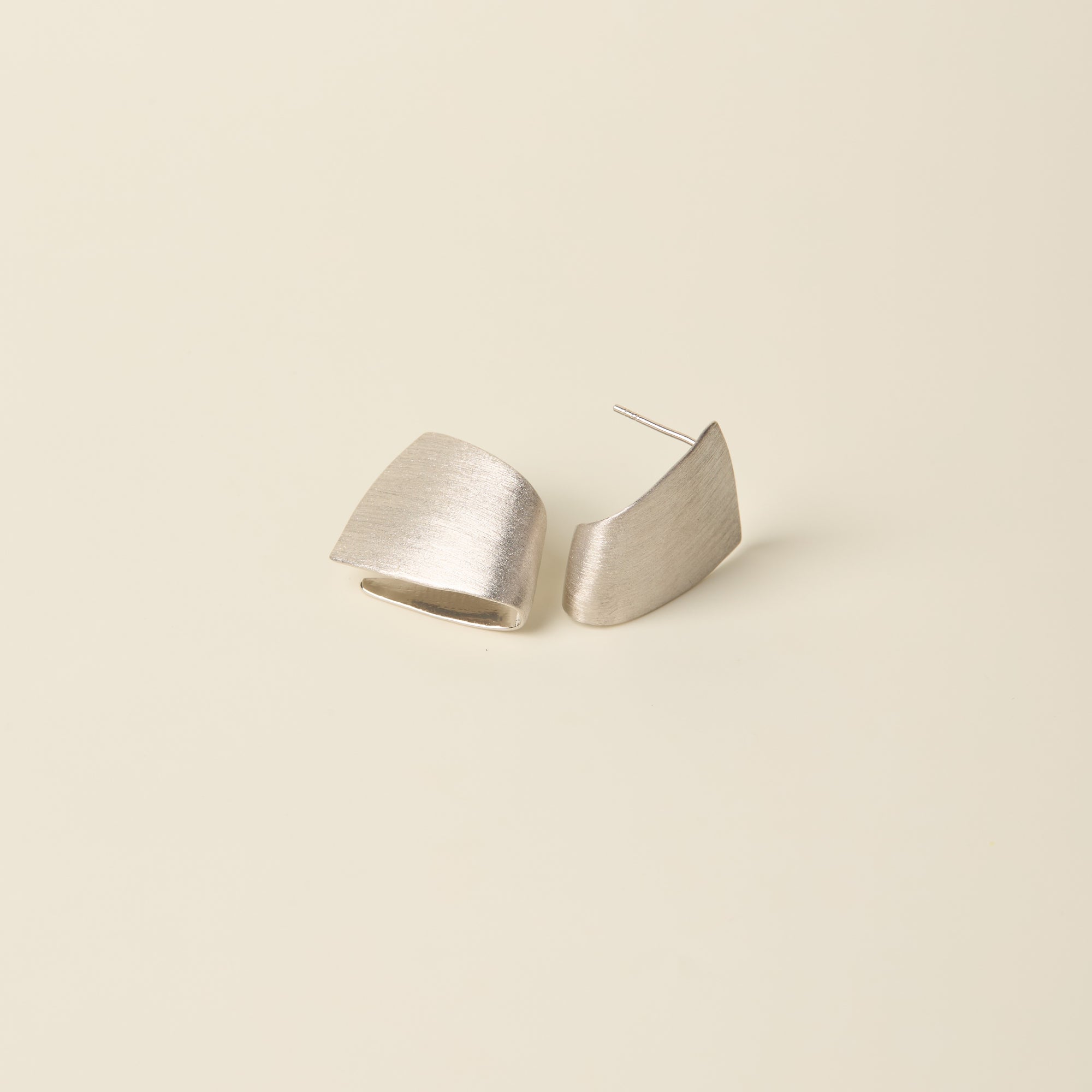 ALTA JEWELLERY | GEOMERTY EARRINGS

Make a modern statement with the Alta Geometry Earrings. Crafted in brushed sterling silver, these wrap-style earrings feature clean, sculptural lines that add contemporary edge and effortless sophistication to any look.