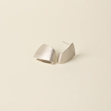 ALTA JEWELLERY | GEOMERTY EARRINGS

Make a modern statement with the Alta Geometry Earrings. Crafted in brushed sterling silver, these wrap-style earrings feature clean, sculptural lines that add contemporary edge and effortless sophistication to any look.