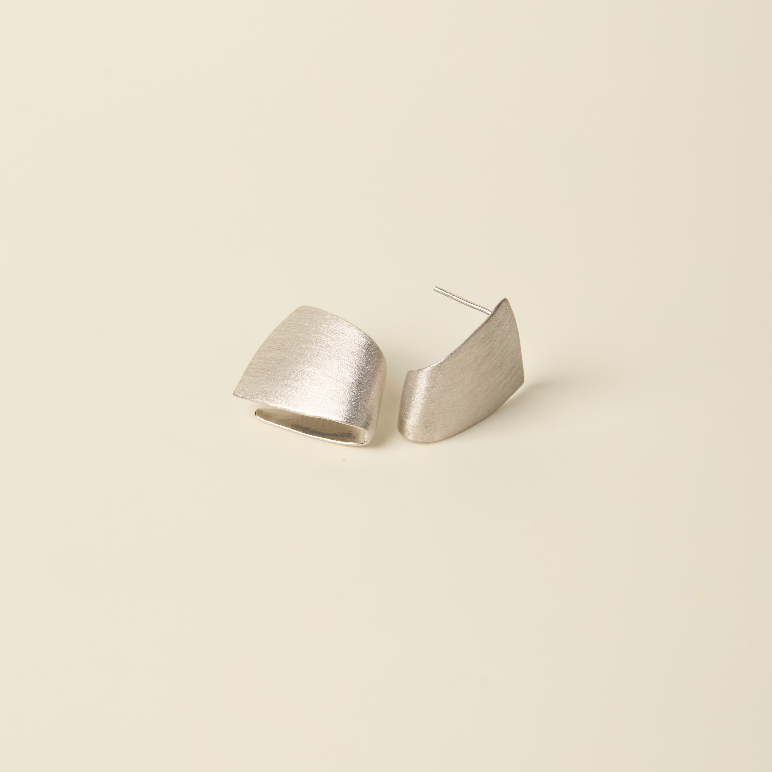 ALTA JEWELLERY | GEOMERTY EARRINGS

Make a modern statement with the Alta Geometry Earrings. Crafted in brushed sterling silver, these wrap-style earrings feature clean, sculptural lines that add contemporary edge and effortless sophistication to any look.