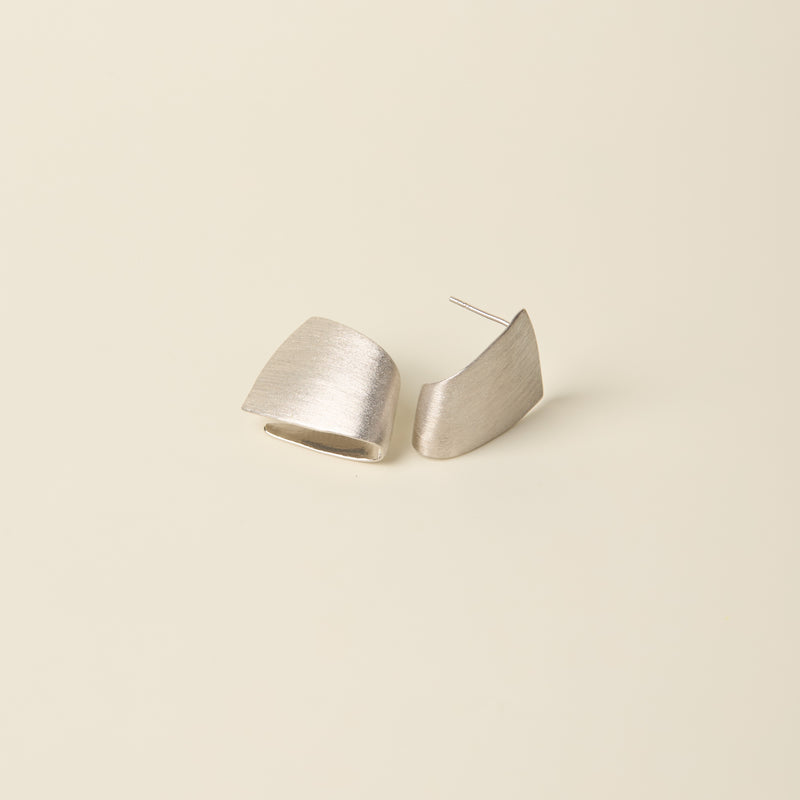 ALTA JEWELLERY | GEOMERTY EARRINGS

Make a modern statement with the Alta Geometry Earrings. Crafted in brushed sterling silver, these wrap-style earrings feature clean, sculptural lines that add contemporary edge and effortless sophistication to any look.