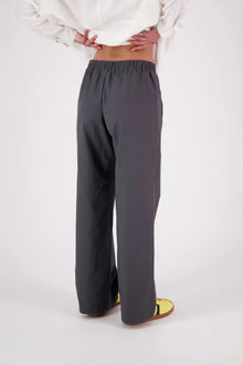 The N-E-S Gin Pants are a best-selling essential, designed to flatter all body shapes with a clean, classic cut. Featuring a flat front, elasticated back, and angled side pockets, they blend comfort and polish effortlessly. Made from a cotton blend, cool-to-the-touch, they're perfect for work, travel, or everyday wear. Whether dressed up or down, the Gin Pants are your go-to for timeless style and all-day ease.

Our model is 174cm and wear a XS (8)

Composition: cotton nylon
Designed and Made in New Zealand