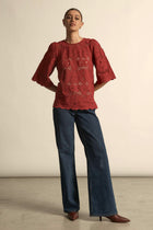 zoe Kratzmann Glisten top
A luminous update on a beloved classic. the glisten top reworks a best-selling silhouette through volume, balance and delicate lace.