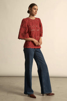 zoe Kratzmann Glisten top
A luminous update on a beloved classic. the glisten top reworks a best-selling silhouette through volume, balance and delicate lace.