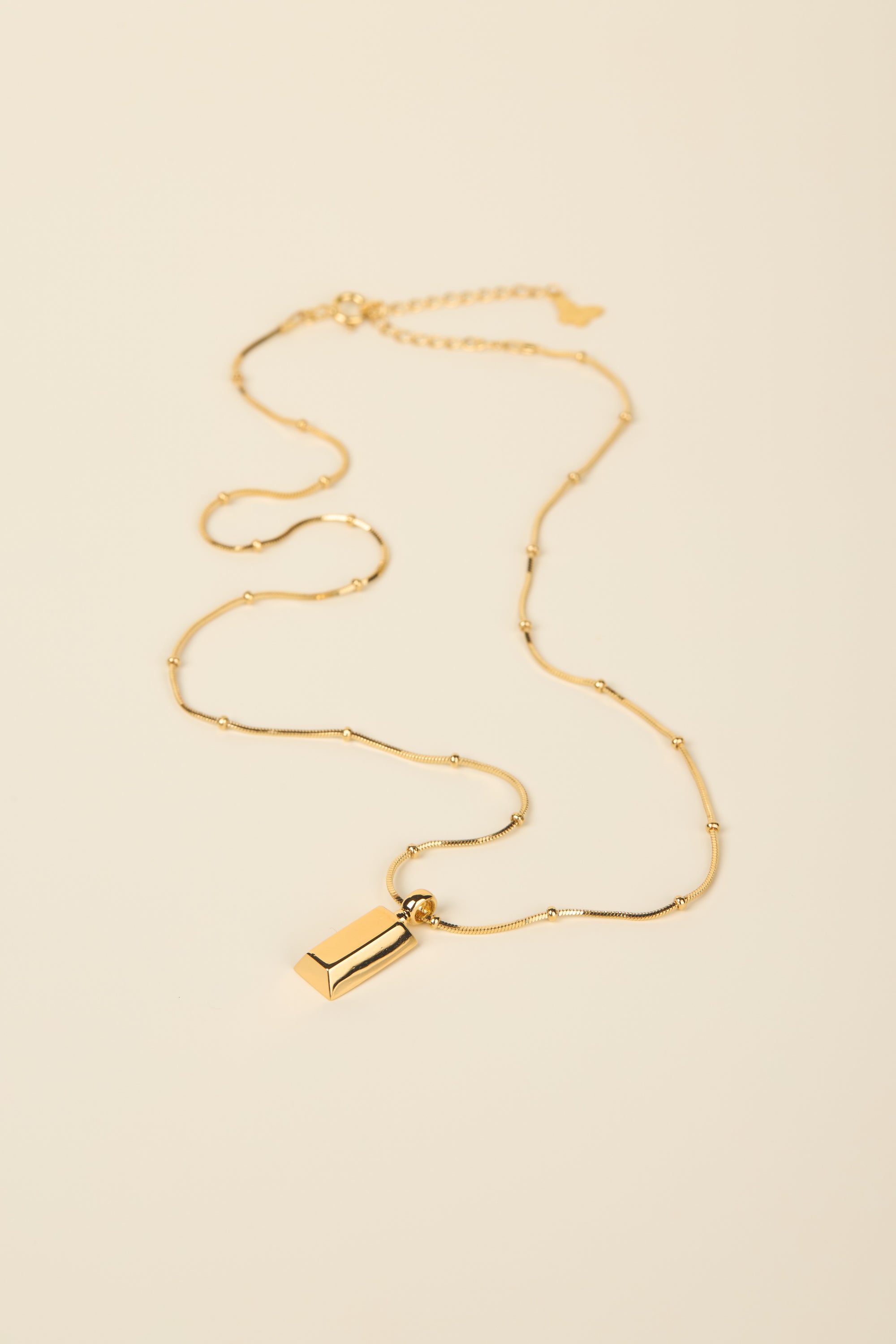 ALTA JEWELLERY | GOLDEN BAR NECKLACE

Minimalist yet striking, the Alta Golden Bar Necklace is a modern essential for any jewellery collection. Crafted in S925 sterling silver with a luxurious layer of 18k gold vermeil, this sleek bar pendant sits elegantly on a fine chain, offering a clean and contemporary finish.