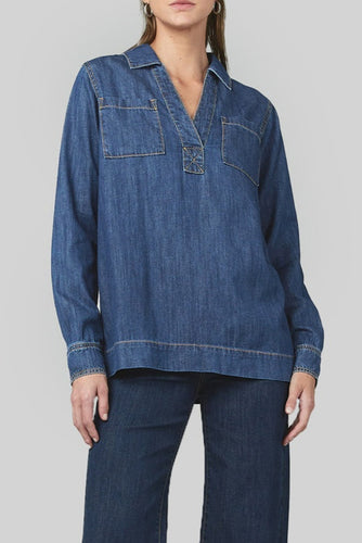 A slight drop shoulder denim shirt crafted in 6 oz Rigid denim. A straight, relaxed silhouette. It boasts a V collar and Straight hem. 

Model wears a size 8 and is 176cm tall

Composition: 100% Cotton

BRAND: Dricoper