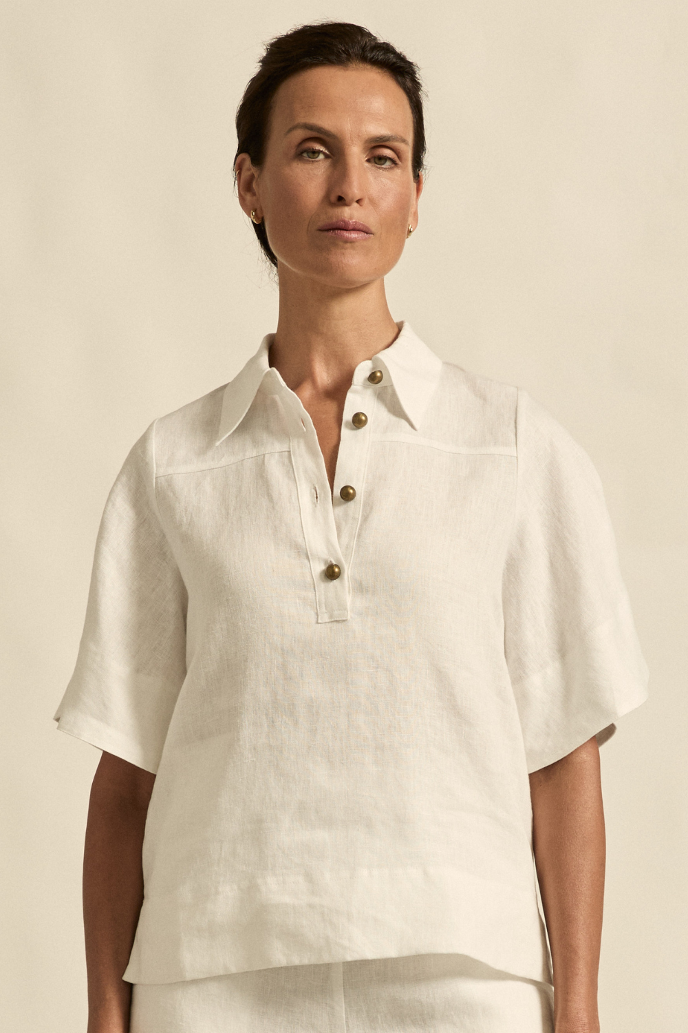 The Insinuate top from Zoe Kratzmann is elevated simplicity, reimagined. This top blends contemporary classics with soft femininity, making it a versatile hero for trans-seasonal outfitting. see product details below.
crafted in 100% linen
crisp collar offers structure and sophistication
flutter sleeve adds subtle volume and movement
brass domed buttons for modern polish
refined, versatile style perfect for effortless layering
pair with the apex pant in porcelain for trans-seasonal styling