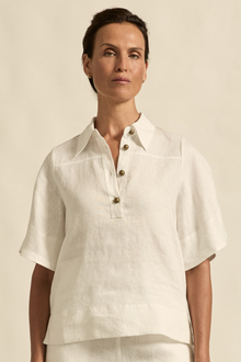 The Insinuate top from Zoe Kratzmann is elevated simplicity, reimagined. This top blends contemporary classics with soft femininity, making it a versatile hero for trans-seasonal outfitting. see product details below.
crafted in 100% linen
crisp collar offers structure and sophistication
flutter sleeve adds subtle volume and movement
brass domed buttons for modern polish
refined, versatile style perfect for effortless layering
pair with the apex pant in porcelain for trans-seasonal styling