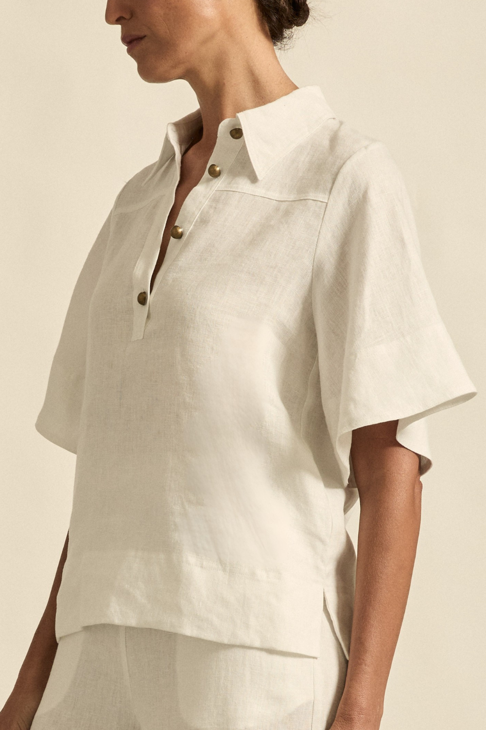 The Insinuate top from Zoe Kratzmann is elevated simplicity, reimagined. This top blends contemporary classics with soft femininity, making it a versatile hero for trans-seasonal outfitting. see product details below.

crafted in 100% linen
crisp collar offers structure and sophistication
flutter sleeve adds subtle volume and movement
brass domed buttons for modern polish
refined, versatile style perfect for effortless layering
pair with the apex pant in porcelain for trans-seasonal styling