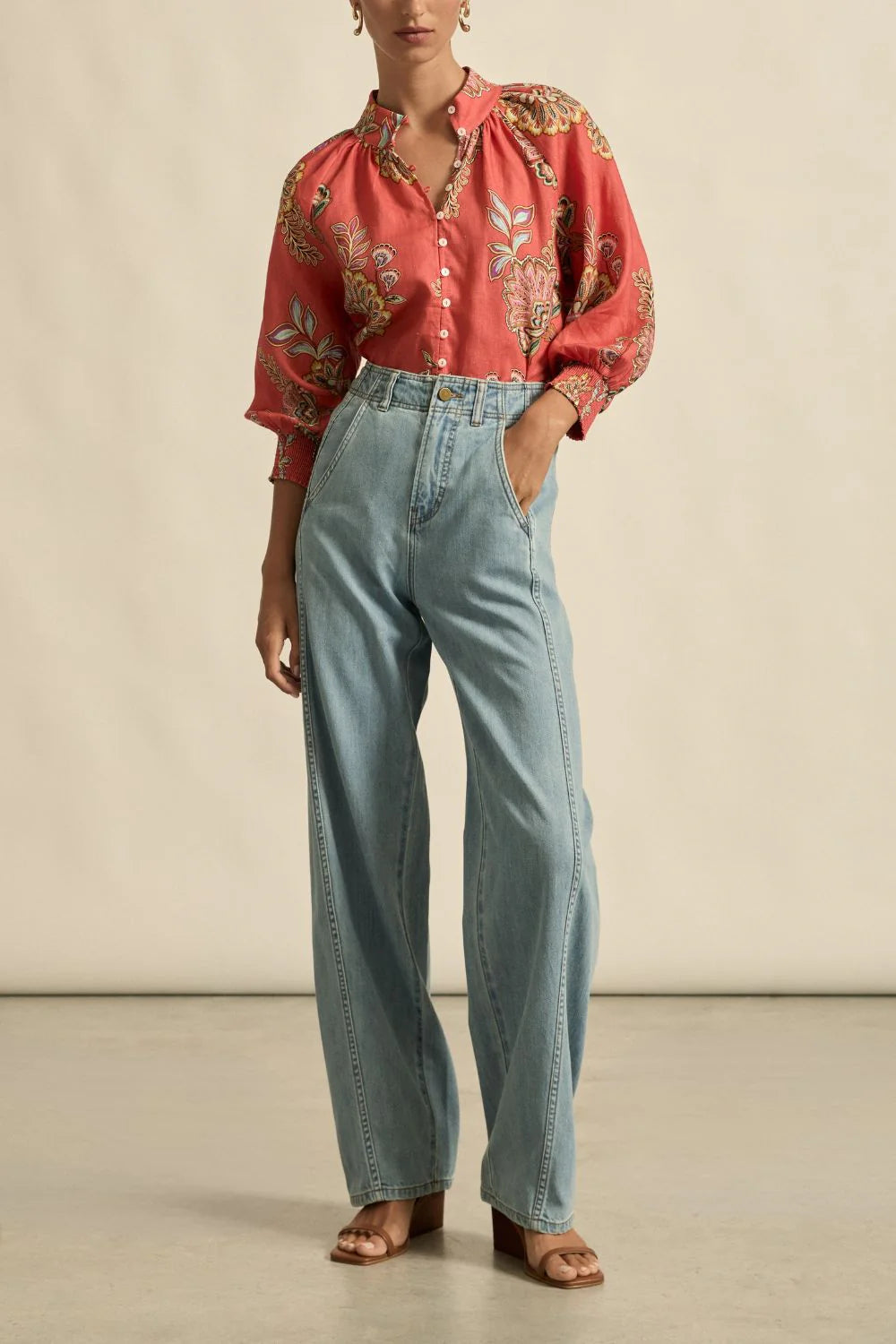 ZOE KRATZMANN | INSPIRE TOP

A refined take on the classic summer blouse. Crafted in airy linen with considered design
details, the inspire top brings quiet sophistication to warm-weather dressing.

100% lightweight linen composition