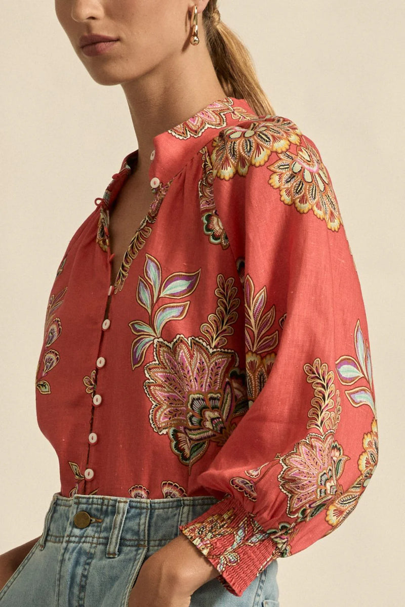 ZOE KRATZMANN | INSPIRE TOP

A refined take on the classic summer blouse. Crafted in airy linen with considered design
details, the inspire top brings quiet sophistication to warm-weather dressing.

100% lightweight linen composition