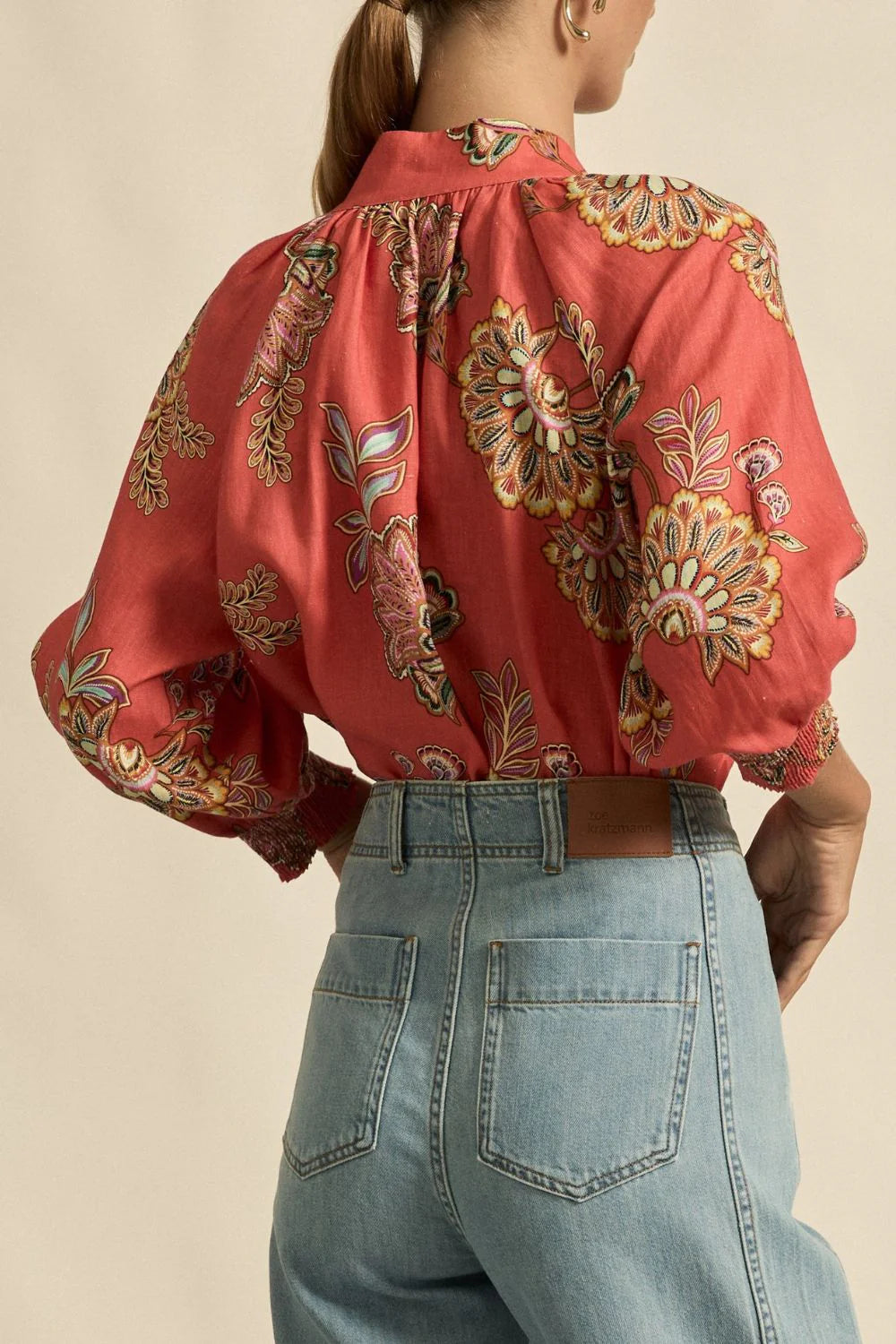 ZOE KRATZMANN | INSPIRE TOP

A refined take on the classic summer blouse. Crafted in airy linen with considered design
details, the inspire top brings quiet sophistication to warm-weather dressing.

100% lightweight linen composition