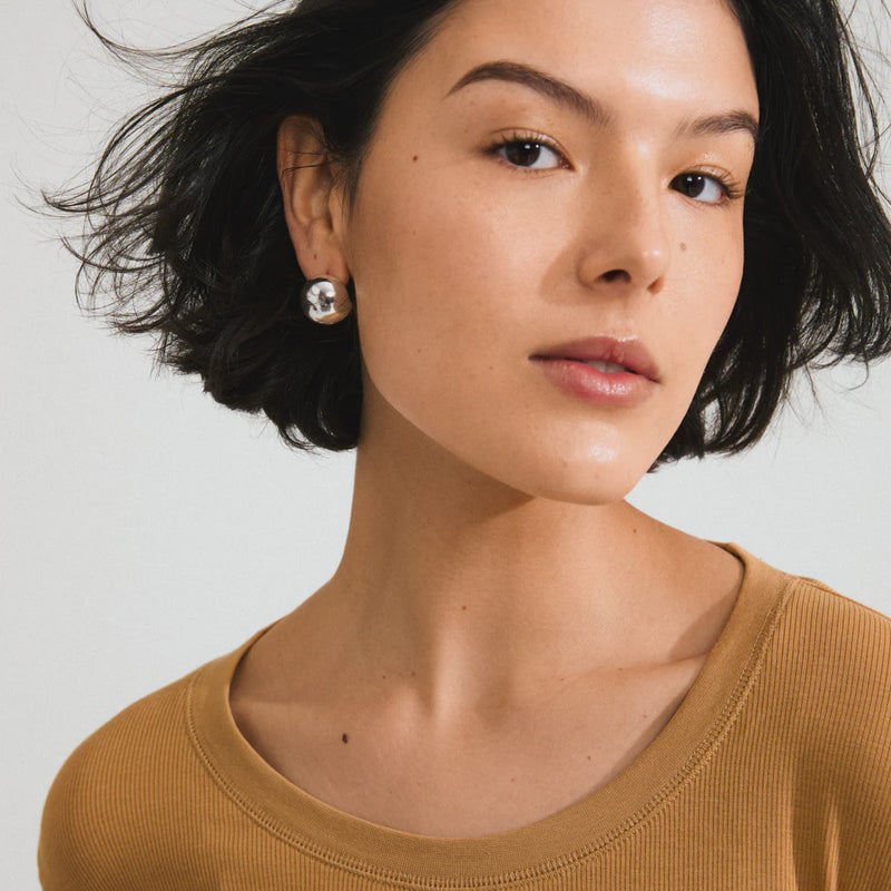 Add a retro twist to your style with Pilgrim's JACE earrings. Available in gold-plated &amp; silver-plated,
Trendy bubble dome design
Measures 20mm in diameter
A touch of vintage coolness
Crafted from 99% recycled materials