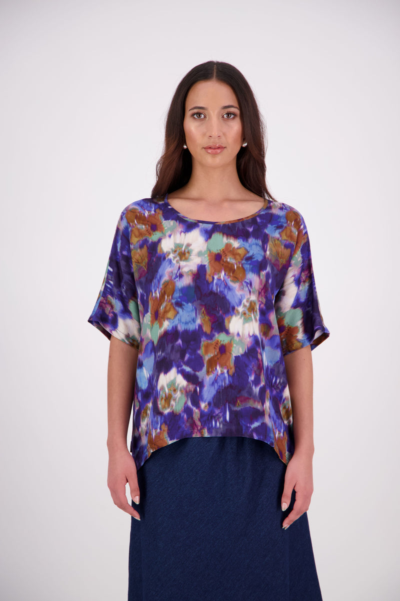 Jasmine Top – Relaxed Silhouette in Signature Prints

The Jasmine Top returns in our prints, offering the same easy, boxy fit you love. Crafted with a self-bound neckline and clean finish (no contrast stitching), this multi-seasonal style is perfect for effortless layering or wearing on its own.

Our model is 174cm and wear a XS/S (8-10)

Composition: Viscose crepe

Designed and Made in New Zealand