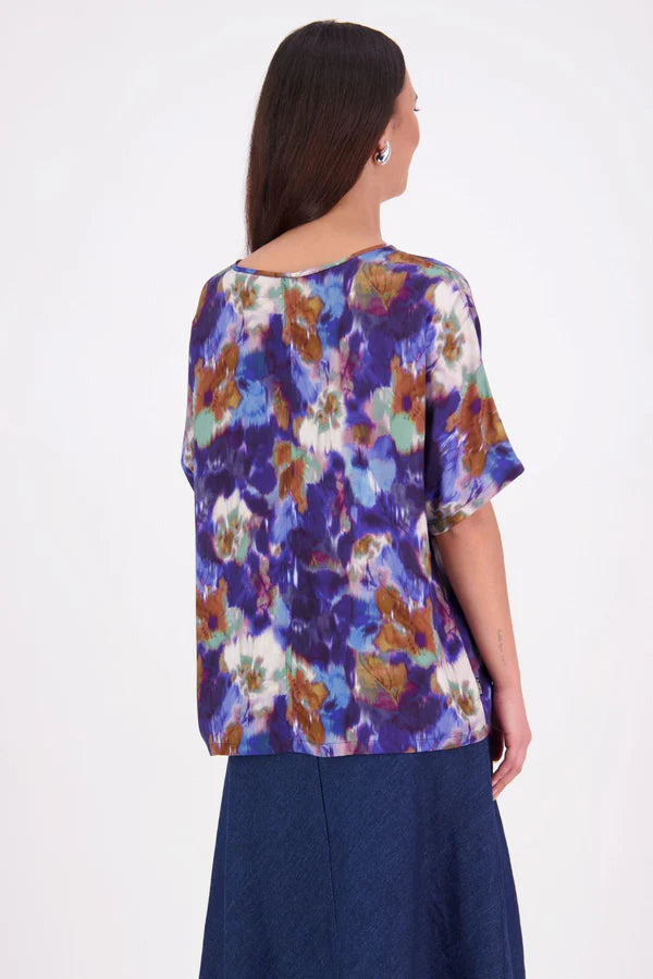 Jasmine Top – Relaxed Silhouette in Signature Prints

The Jasmine Top returns in our prints, offering the same easy, boxy fit you love. Crafted with a self-bound neckline and clean finish (no contrast stitching), this multi-seasonal style is perfect for effortless layering or wearing on its own.

Our model is 174cm and wear a XS/S (8-10)

Composition: Viscose crepe

Designed and Made in New Zealand
