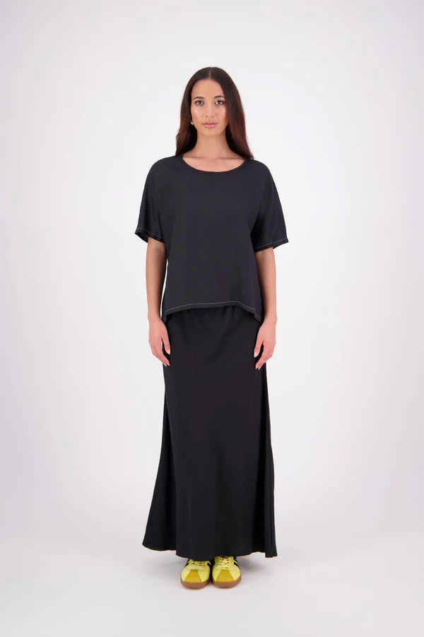 A relaxed, easy-to-wear staple, 
the N-E-S Jasmine Top is now crafted in a breathable linen-cotton blend for added softness and comfort. This boxy, multi-seasonal style features a beautifully bound neckline in self fabric, with contrast topstitch detailing on the hem lines (hem and sleeve hem). A versatile wardrobe essential with an elevated finish. linen/cotton blend. Designed & made in NZ