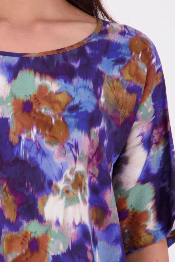 Jasmine Top – Relaxed Silhouette in Signature Prints

The Jasmine Top returns in our prints, offering the same easy, boxy fit you love. Crafted with a self-bound neckline and clean finish (no contrast stitching), this multi-seasonal style is perfect for effortless layering or wearing on its own.

Our model is 174cm and wear a XS/S (8-10)

Composition: Viscose crepe

Designed and Made in New Zealand