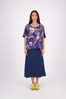 Jasmine Top – Relaxed Silhouette in Signature Prints

The Jasmine Top returns in our prints, offering the same easy, boxy fit you love. Crafted with a self-bound neckline and clean finish (no contrast stitching), this multi-seasonal style is perfect for effortless layering or wearing on its own.

Our model is 174cm and wear a XS/S (8-10)

Composition: Viscose crepe

Designed and Made in New Zealand