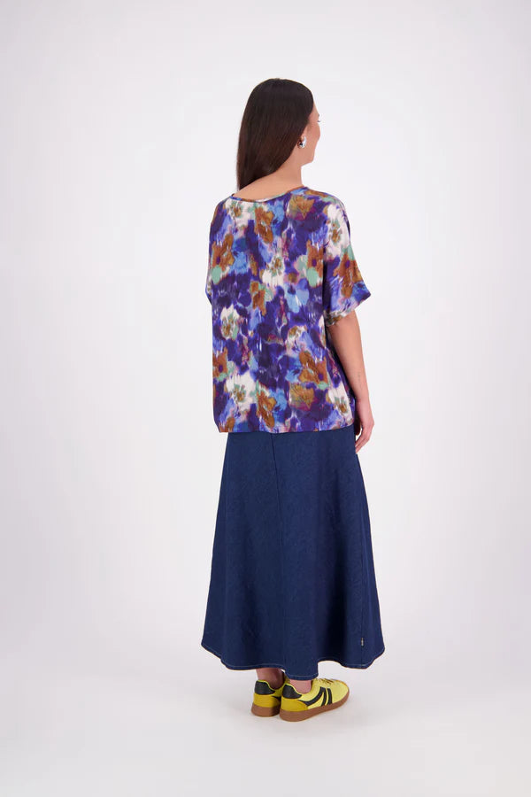 Jasmine Top – Relaxed Silhouette in Signature Prints

The Jasmine Top returns in our prints, offering the same easy, boxy fit you love. Crafted with a self-bound neckline and clean finish (no contrast stitching), this multi-seasonal style is perfect for effortless layering or wearing on its own.

Our model is 174cm and wear a XS/S (8-10)

Composition: Viscose crepe

Designed and Made in New Zealand