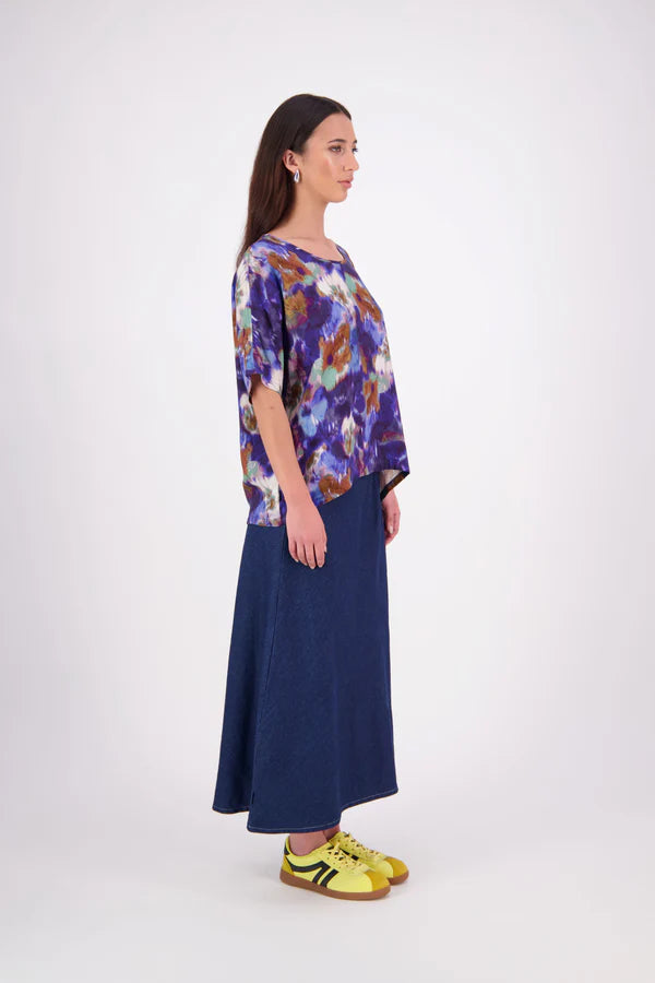 Jasmine Top – Relaxed Silhouette in Signature Prints

The Jasmine Top returns in our prints, offering the same easy, boxy fit you love. Crafted with a self-bound neckline and clean finish (no contrast stitching), this multi-seasonal style is perfect for effortless layering or wearing on its own.

Our model is 174cm and wear a XS/S (8-10)

Composition: Viscose crepe

Designed and Made in New Zealand