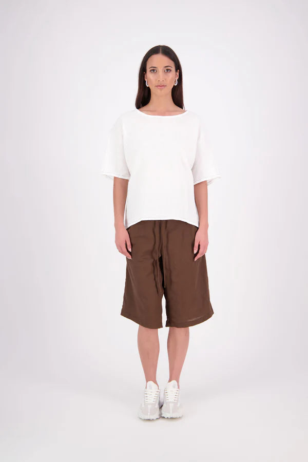 A relaxed, easy-to-wear staple, 
the N-E-S Jasmine Top is now crafted in a breathable linen-cotton blend for added softness and comfort. This boxy, multi-seasonal style features a beautifully bound neckline in self fabric, with contrast topstitch detailing on the hem lines (hem and sleeve hem). A versatile wardrobe essential with an elevated finish. linen/cotton blend. Designed & made in NZ