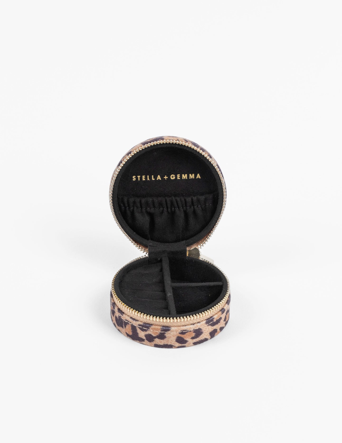 Stella + Gemma Leopard Jewellery Box. Round Zip Closing Jewelry Box.  this compact case fits 4 rings and has 2 compartments for earrings or necklaces.
PU LEATHER
80x80x40mm