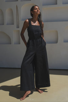 Look ready to take on the world in the LILLY PILLY KEELY LINEN JUMPSUIT! Ready for any occasion, this jumpsuit is crafted from 100% European linen, features a subtle back cut-out for added comfort, side pockets for convenience, and elastic shoulder straps for the perfect fit - no zippers or buttons required.