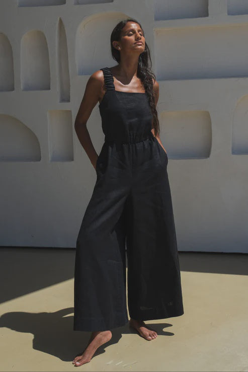 Look ready to take on the world in the LILLY PILLY KEELY LINEN JUMPSUIT! Ready for any occasion, this jumpsuit is crafted from 100% European linen, features a subtle back cut-out for added comfort, side pockets for convenience, and elastic shoulder straps for the perfect fit - no zippers or buttons required.