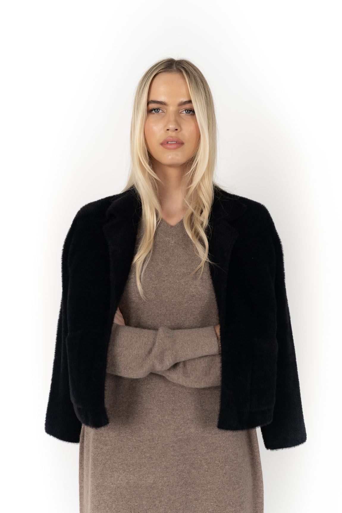 The Humidity Lifestyle Sabine Jacket is incredibly soft and cosy. This chic design features front patch pockets and is the perfect jacket to wear out for dinner. You can dress Sabine up or down. 

Key features:

Elegant, soft and slightly fluffy jacket 
Shorter style 
Front patch pockets 
Perfect for over dresses